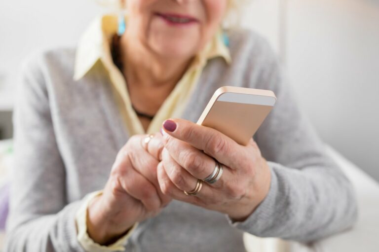 Top mobile apps for seniors that make everyday life easier
